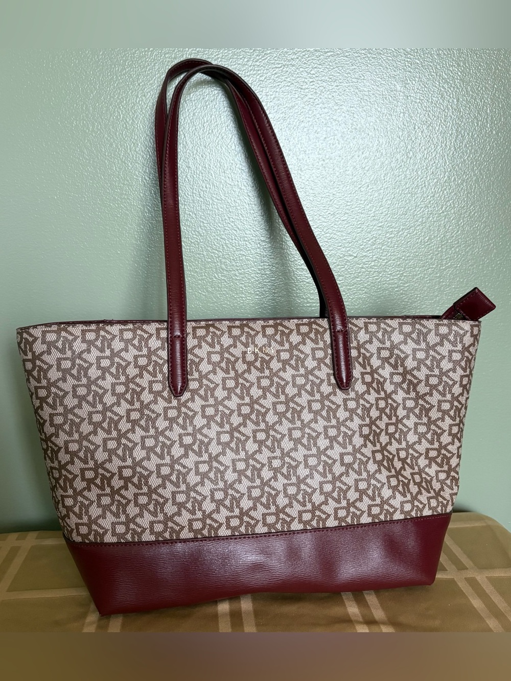 DKNY shopper bag Bryant Tote burgundy and tan logo pattern shoulder purse